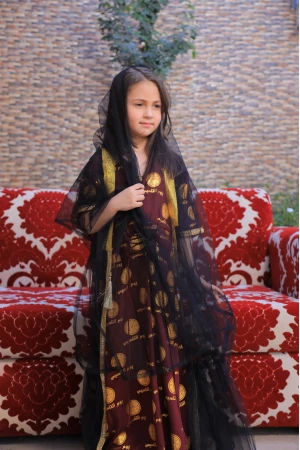 فستان يوم التأسيس بناتي ثلاث قطع لون عودي عليه شعار يوم التأسيس باللون الذهبي مع عباية شيفون اسود أطراف ذهبية و طرحة 