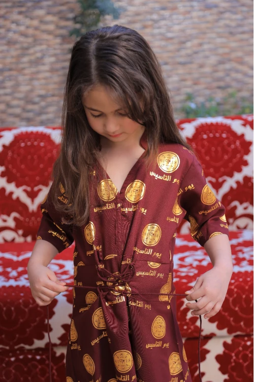 فستان يوم التأسيس بناتي ثلاث قطع لون عودي عليه شعار يوم التأسيس باللون الذهبي مع عباية شيفون اسود أطراف ذهبية و طرحة