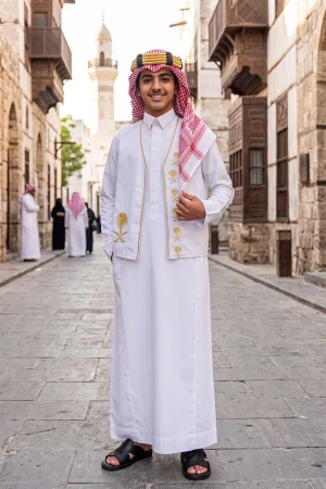 سديري ولادي أنيق مفتوح عليه شعار سيفين ونخلة باللون الذهبي 