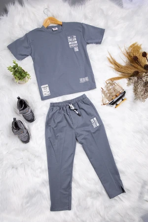 طقم ولادي قطعتين تيشرت بشعار من الأمام و كتابات من الخلف و بنطلون بجيوب ورباط من الخصر 