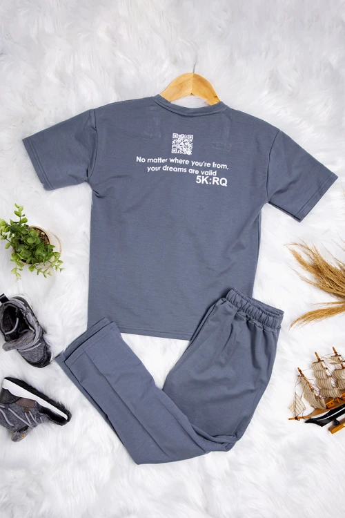 طقم ولادي قطعتين تيشرت بشعار من الأمام و كتابات من الخلف و بنطلون بجيوب ورباط من الخصر