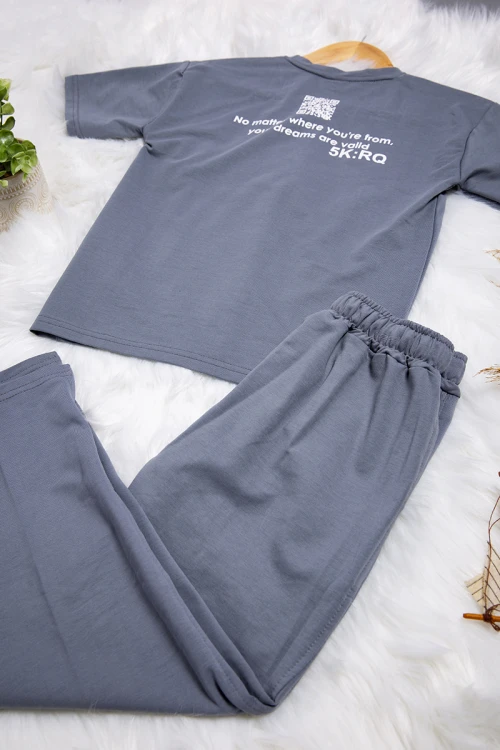 طقم ولادي قطعتين تيشرت بشعار من الأمام و كتابات من الخلف و بنطلون بجيوب ورباط من الخصر