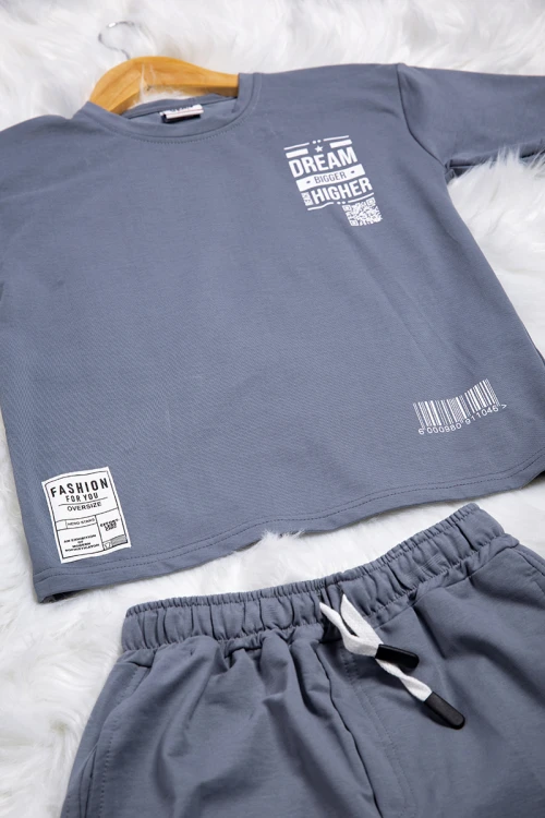 طقم ولادي قطعتين تيشرت بشعار من الأمام و كتابات من الخلف و بنطلون بجيوب ورباط من الخصر