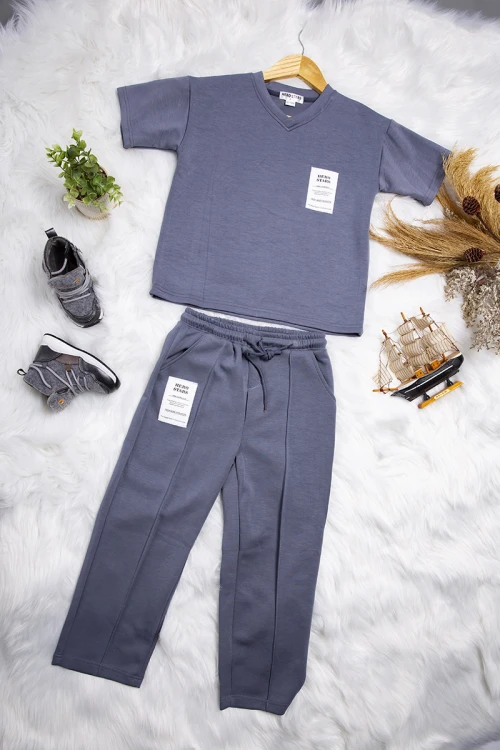 طقم ولادي قطعتين تيشرت بشعار من الأمام و كتابات من الخلف و بنطلون بجيوب ورباط من الخصر