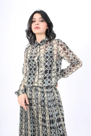 طقم نسائي أنيق قطعتين قميص أكمام طويلة بياقة و أزرار أماميةو تنورة طويلة بكسرات و ومطاط من الخصر 