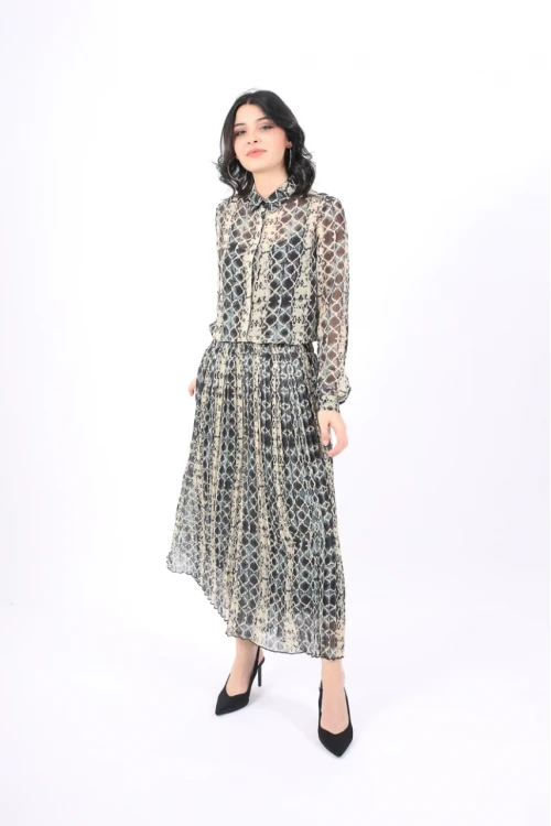 طقم نسائي أنيق قطعتين قميص أكمام طويلة بياقة و أزرار أماميةو تنورة طويلة بكسرات و ومطاط من الخصر