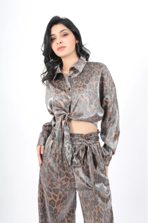 طقم نسائي أنيق قطعتين  قماش تايجر بأكمام طويلة