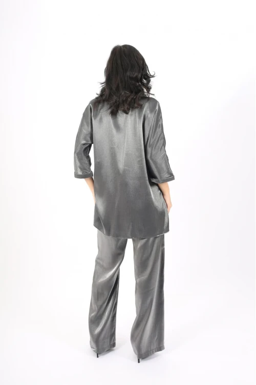 طقم نسائي أنيق قطعتين لون رمادي لامع قميص أكمام طويلة بياقة و أزرار أمامية و بنطلون طويل واسع مطاط ورباط من الخصر