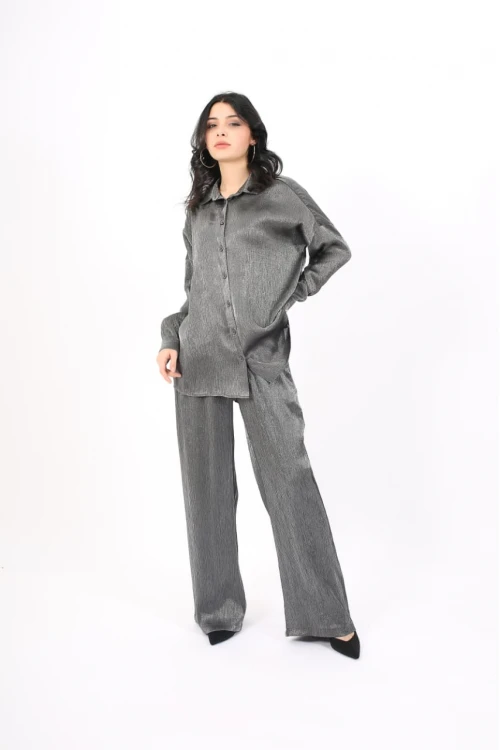 طقم نسائي أنيق قطعتين لون رمادي لامع قميص أكمام طويلة بياقة و أزرار أمامية و بنطلون طويل واسع مطاط ورباط من الخصر
