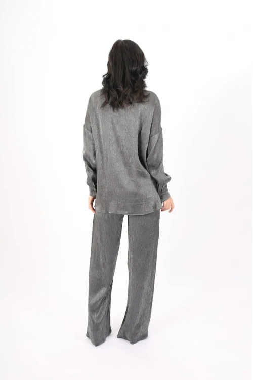 طقم نسائي أنيق قطعتين لون رمادي لامع قميص أكمام طويلة بياقة و أزرار أمامية و بنطلون طويل واسع مطاط ورباط من الخصر