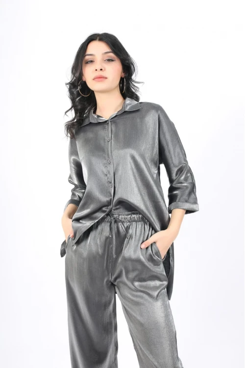 طقم نسائي أنيق قطعتين لون رمادي لامع قميص أكمام طويلة بياقة و أزرار أمامية و بنطلون طويل واسع مطاط ورباط من الخصر