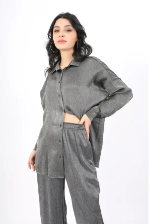 طقم نسائي أنيق قطعتين لون رمادي لامع قميص أكمام طويلة بياقة و أزرار أمامية و بنطلون طويل واسع مطاط ورباط من الخصر 