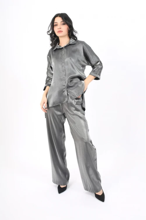 طقم نسائي أنيق قطعتين لون رمادي لامع قميص أكمام طويلة بياقة و أزرار أمامية و بنطلون طويل واسع مطاط ورباط من الخصر