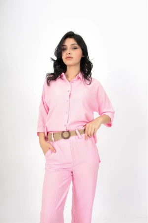 طقم نسائي أنيق قطعتين لون وردي قميص أكمام طويلة بياقة و أزرار أمامية و بنطلون واسع طويل بجيوب وحزام من الخصر 