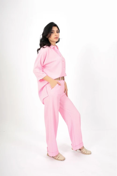 طقم نسائي أنيق قطعتين لون وردي قميص أكمام طويلة بياقة و أزرار أمامية و بنطلون واسع طويل بجيوب وحزام من الخصر