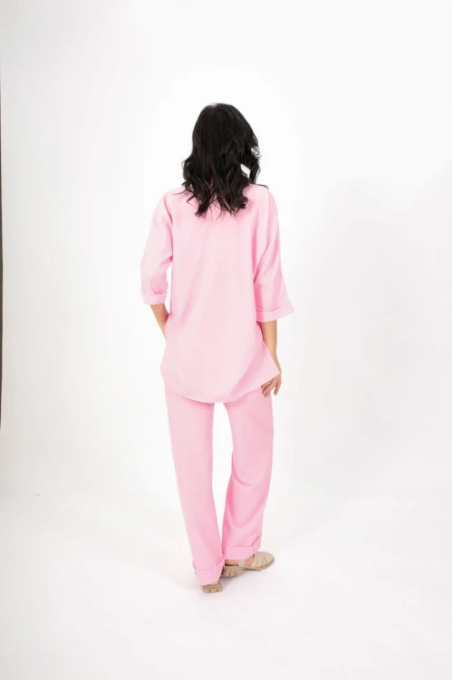 طقم نسائي أنيق قطعتين لون وردي قميص أكمام طويلة بياقة و أزرار أمامية و بنطلون واسع طويل بجيوب وحزام من الخصر