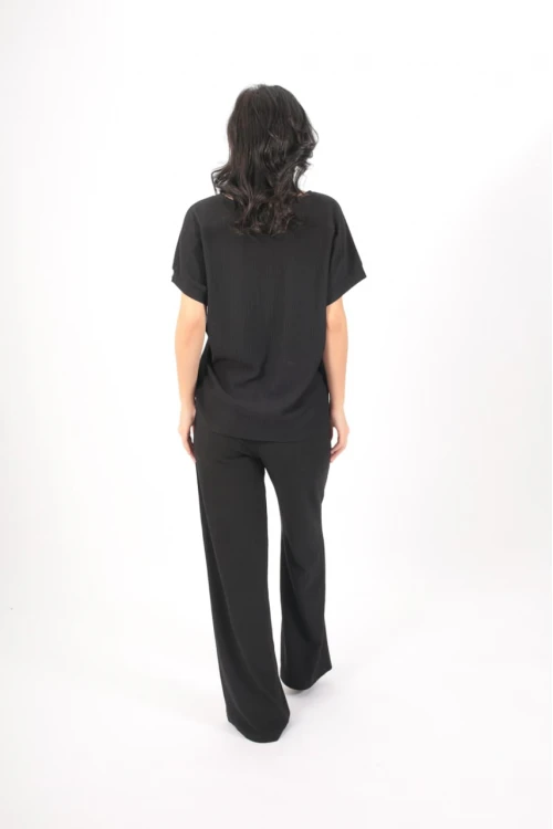 طقم نسائي أنيق قطعتين لون اسود بأكمام قصيرة و بنطلون واسع طويل و حزام من الخصر