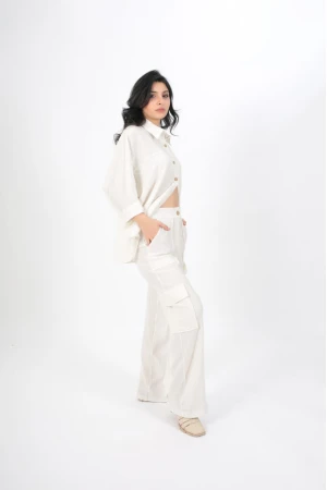 طقم نسائي أنيق قطعتين لون ابيض قميص أكمام طويلة بياقة و أزرار أمامية و بنطلون واسع طويل بجيوب