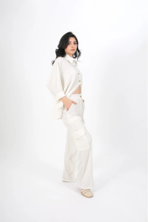 طقم نسائي أنيق قطعتين لون ابيض قميص أكمام طويلة بياقة و أزرار أمامية و بنطلون واسع طويل بجيوب