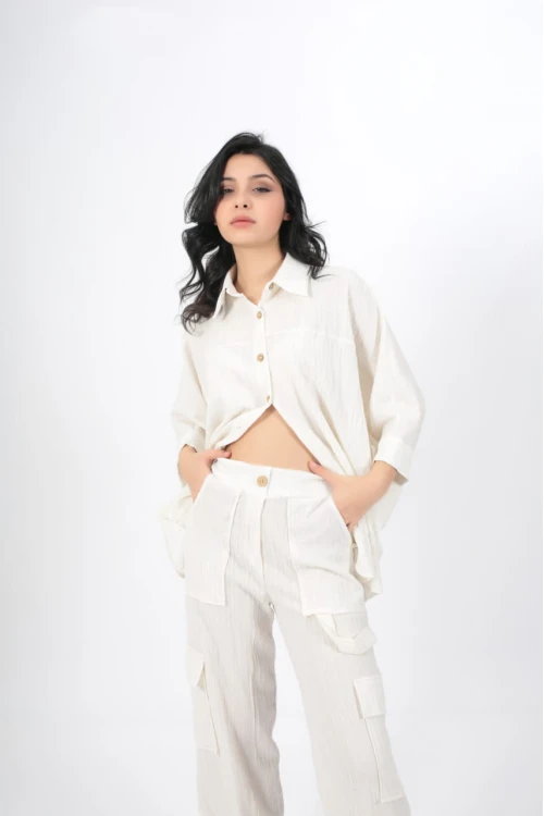 طقم نسائي أنيق قطعتين لون ابيض قميص أكمام طويلة بياقة و أزرار أمامية و بنطلون واسع طويل بجيوب