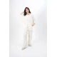 طقم نسائي أنيق قطعتين لون ابيض قميص أكمام طويلة بياقة و أزرار أمامية و بنطلون واسع طويل بجيوب