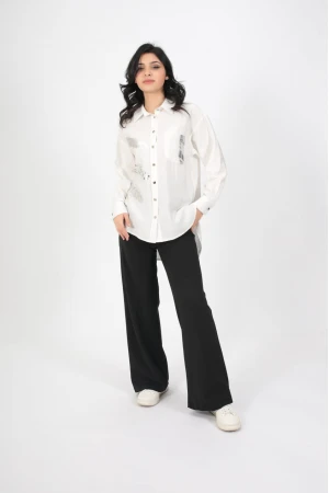 بلوزة نسائي لون ابيض مزين بلون رمادي لامع بازرار فضية 