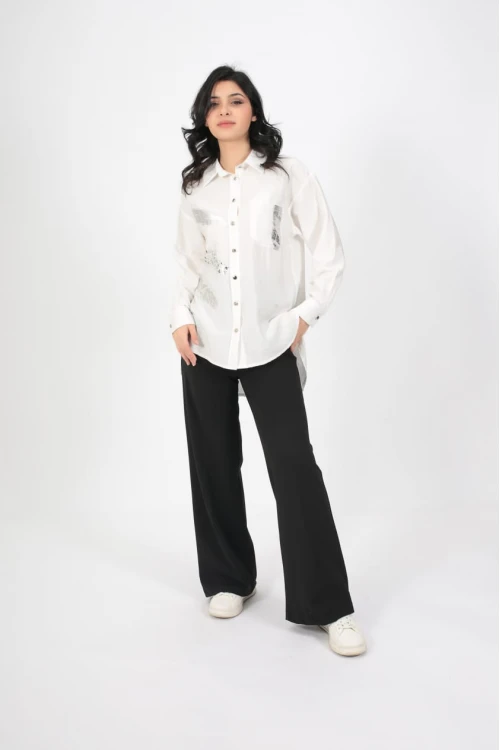 بلوزة نسائي لون ابيض مزين بلون رمادي لامع بازرار فضية