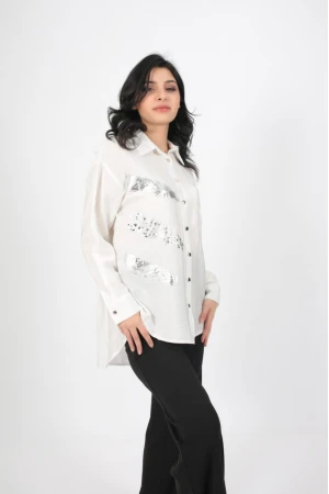 بلوزة نسائي لون ابيض مزين بلون رمادي لامع بازرار فضية 