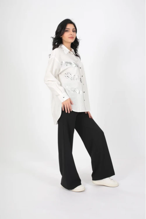 بلوزة نسائي لون ابيض مزين بلون رمادي لامع بازرار فضية