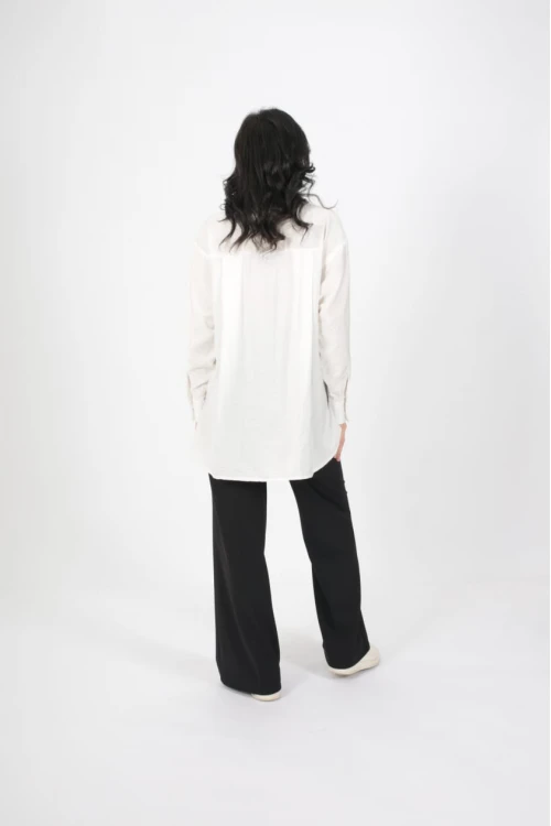 بلوزة نسائي لون ابيض مزين بلون رمادي لامع بازرار فضية