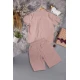 طقم ولادي قطعتين لون وردي أكمام قصيرة بياقة بأزرار قفل وجيب بطبعات من الامام وشورت بجيوب و رباط من الخصر