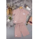 طقم ولادي قطعتين لون وردي أكمام قصيرة بياقة بأزرار قفل وجيب بطبعات من الامام وشورت بجيوب و رباط من الخصر