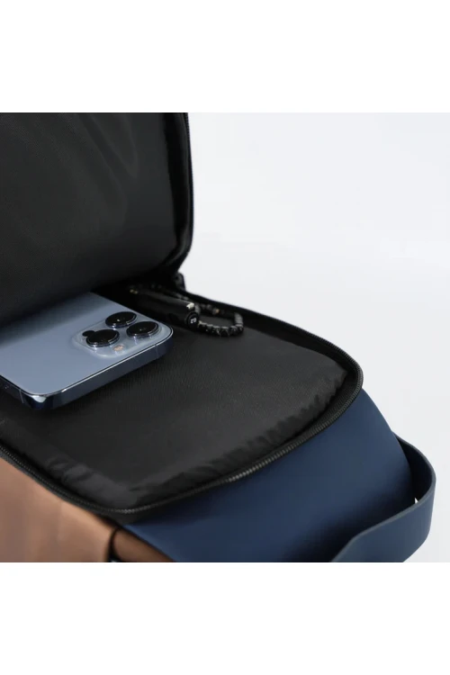 حقيبة ظهر لون بني مع كحلي بجيوب وسحاب من الأمام بقفل مضاد للسرقة مع منفذ شاحن  USB 