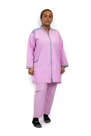 زي عاملات يتميز بسحاب واكمام طويلة مع جيوب أمامية