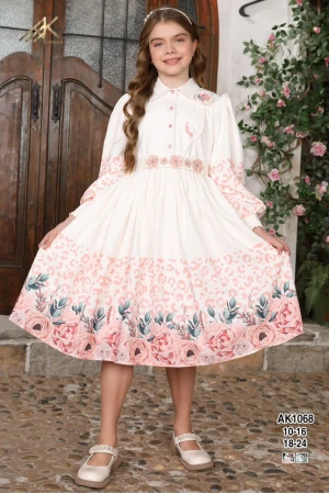 فستان بناتي لون أبيض مزين بالورود ذو أكمام طويلة و أزرار من الأمام و حزام من الخصر