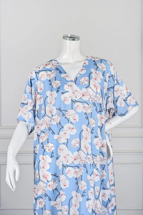 قميص نسائي ميدي لون سماوي مشجر ياقة بقصة V و بأكمام قصيرة