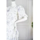 فستان نسائي ميدي لون اوف وايت مزينة بنقوش مطرزة باللون الموف على شكل زهور بياقة مربعة و أكمام منفوخة