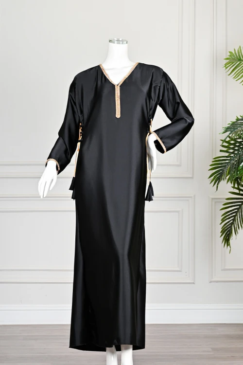 جلابية نسائية طويلة لون أسود ياقة قصة V بكلفة باللون الذهبي في الياقة و أطراف الأكمام مع رباط في الجانبين