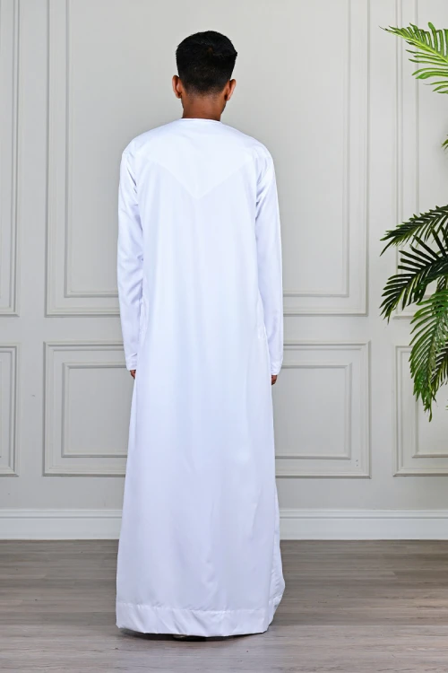 ثوب رجالي إماراتي لون أبيض ياقة دائرية بحبل متدلي بخيوط و مزين بتطريز خفيف على شكل V من الأمام و الخلف و بأكمام طويلة