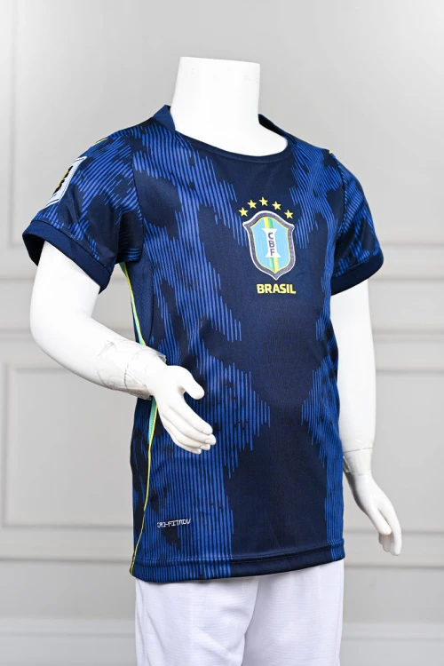تيشيرت رياضي شبابي لمنتخب البرازيل مع الشعار لون كحلي مزين بخطوط مموجة باللون الأزرق على الجانبين و الأكمام مع لمسات باللون الفسفوري على الجوانب و الكتفين ياقة دائرية و بأكمام قصيرة