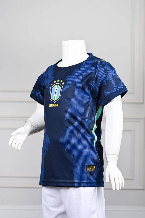تيشيرت رياضي شبابي لمنتخب البرازيل مع الشعار لون كحلي مزين بخطوط مموجة باللون الأزرق على الجانبين و الأكمام مع لمسات باللون الفسفوري على الجوانب و الكتفين ياقة دائرية و بأكمام قصيرة