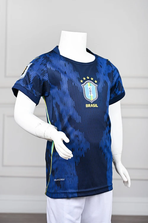 تيشيرت رياضي شبابي لمنتخب البرازيل مع الشعار لون كحلي مزين بخطوط مموجة باللون الأزرق على الجانبين و الأكمام مع لمسات باللون الفسفوري على الجوانب و الكتفين ياقة دائرية و بأكمام قصيرة