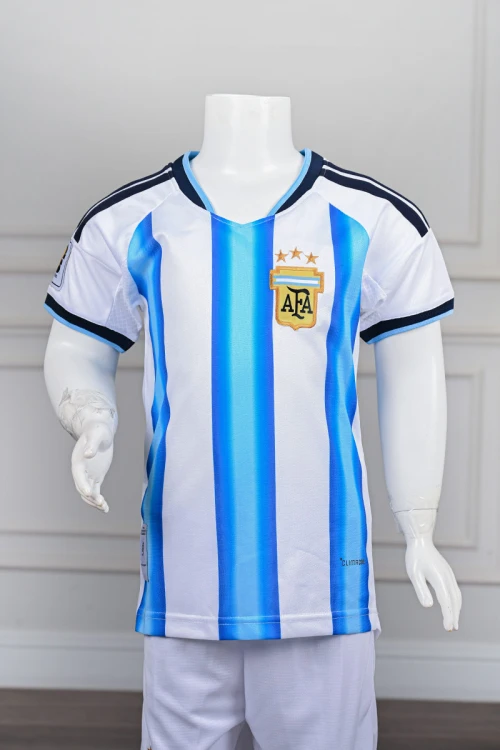 تيشيرت رياضي شبابي لمنتخب الأرجنتين مع الشعار لون أبيض مع خطوط عمودية باللون السماوي ياقة دائرية باللون السماوي مع اللون الكحلي على الكتفين و الأكمام