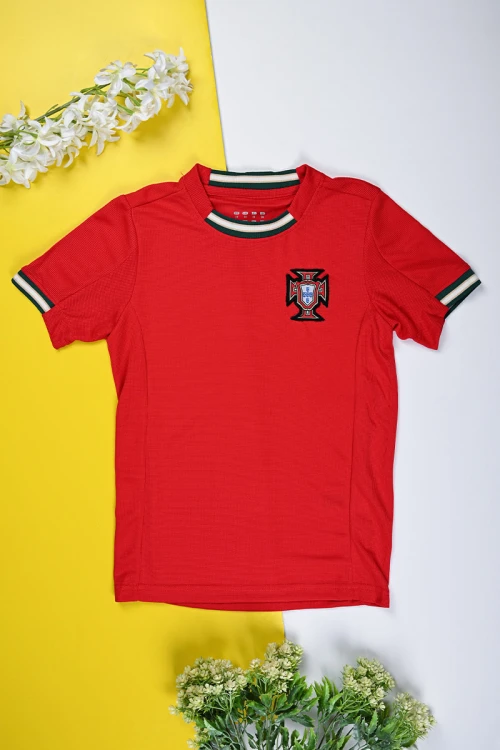 طقم-رياضي-شبابي-قطعتين-لمنتخب-البرتغال-تيشيرت-لون-أحمر-بياقة-دائرية-و-أكمام-قصيرة-مزينة-من-الأطراف-