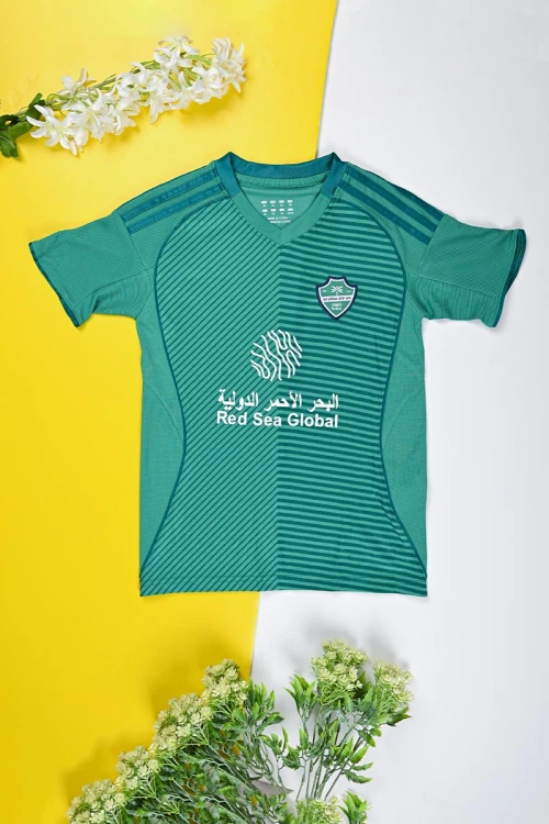 طقم رياضي شبابي قطعتين للنادي الأهلي تيشيرت لون أخضر مزين بخطوط مائلة من الأمام مع بنطلون أسود طويل مزين بخطوط من الجانبين باللون الأخضر و بزم في الأسفل