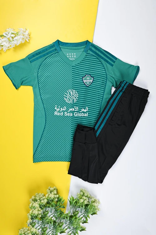 طقم رياضي شبابي قطعتين للنادي الأهلي تيشيرت لون أخضر مزين بخطوط مائلة من الأمام مع بنطلون أسود طويل مزين بخطوط من الجانبين باللون الأخضر و بزم في الأسفل