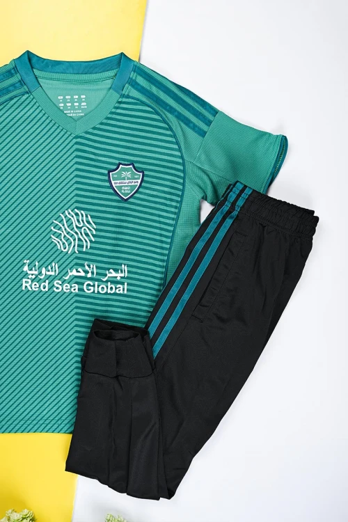 طقم رياضي شبابي قطعتين للنادي الأهلي تيشيرت لون أخضر مزين بخطوط مائلة من الأمام مع بنطلون أسود طويل مزين بخطوط من الجانبين باللون الأخضر و بزم في الأسفل