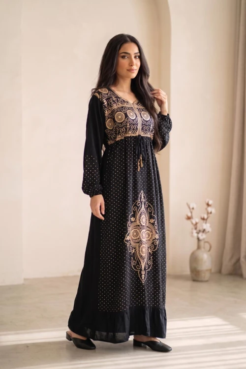 جلابية نسائية طويلة باللون الأسود مزينة بتطريز ذهبي ونقوش بأكمام طويلة و رباط في الخصر