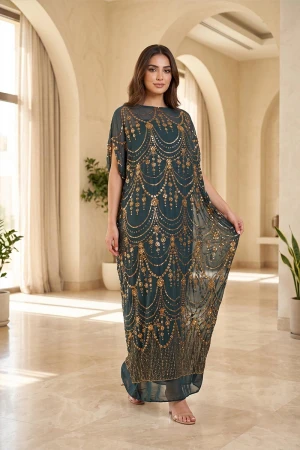 دراعة نسائية طويلة لون زيتي داكن مزينة بتطريزات ذهبية مع بطانة داخلية منفصلة
