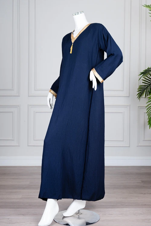 جلابية نسائية طويلة باللون الكحلي الداكن ياقة قصة V و أكمام طويلة بتطريز ذهبي في أطراف الياقة و الأكمام